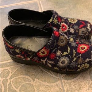 🌻Dansko clogs flower knit pattern 🌻
